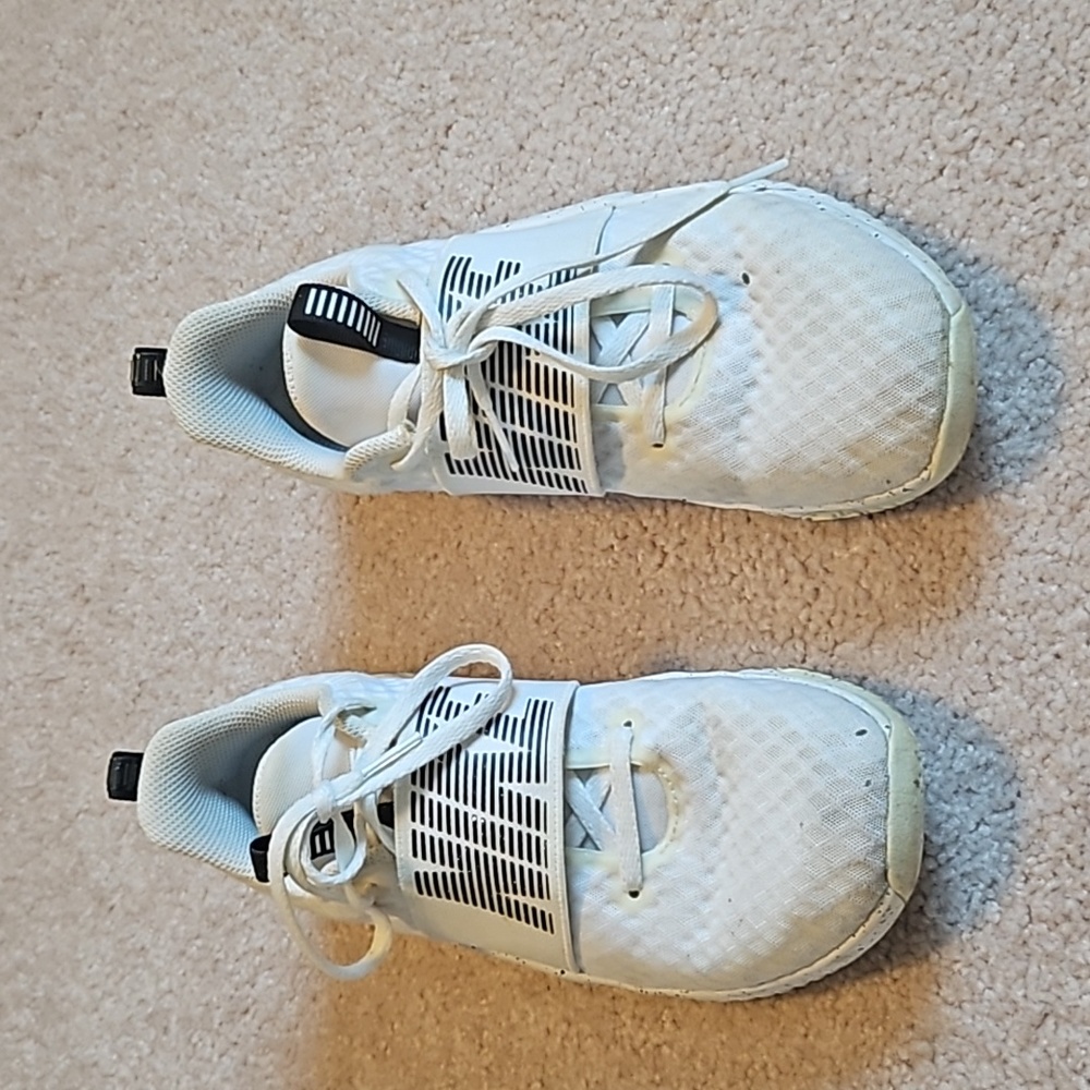 W 7.5 White Nike Sneakers